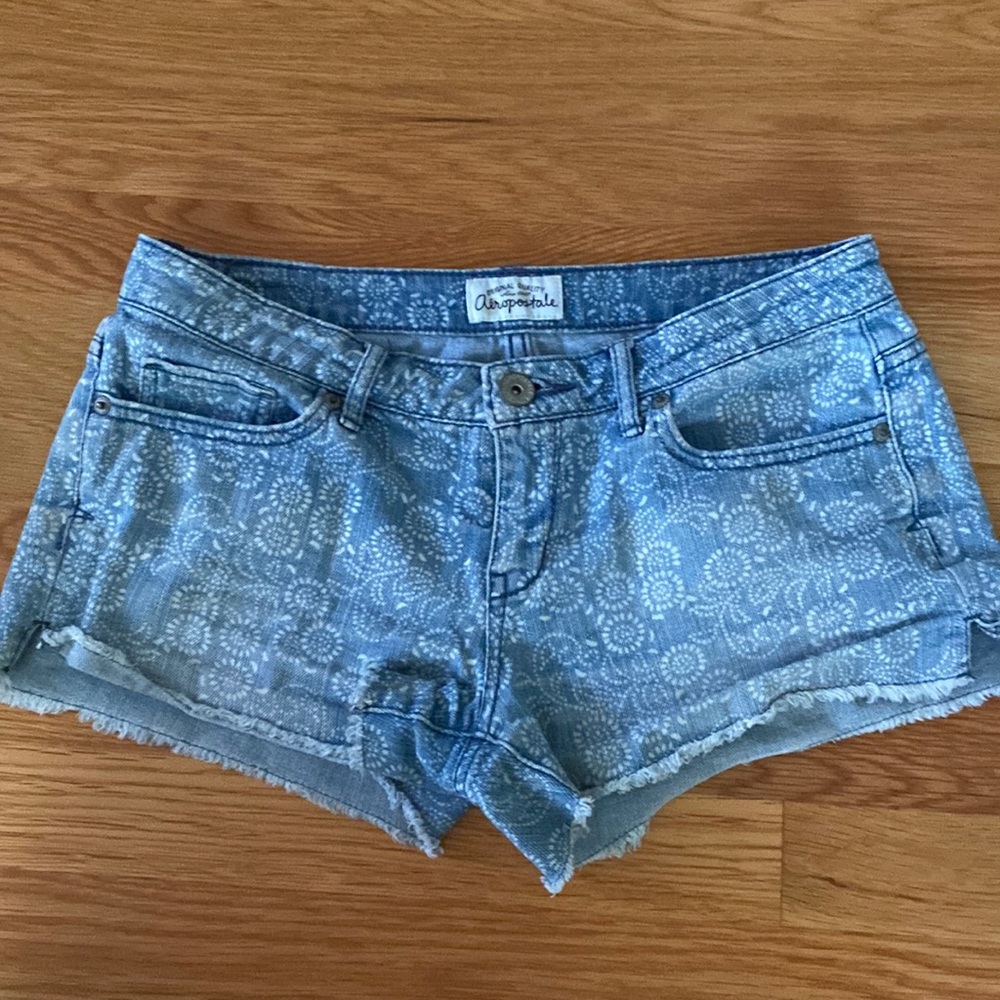 Adorable flower-print light wash denim shorts, very good condition, mid-rise
